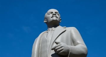 Detienen 10 días a joven en Moscú que lanzó un zapato contra el sarcófago de Lenin