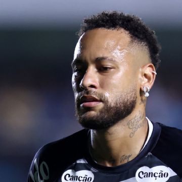 ¡Se rinde ante su ídolo! Un niño le besa las dos piernas a Neymar para después fundirse en un abrazo