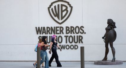 Joaquin Phoenix, Lily Gladstone, Bryan Cranston y cientos en Hollywood expresan preocupación por la fusión de Warner con Paramount