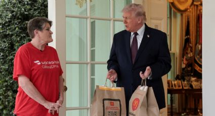 Trump pide comida a domicilio en la Casa Blanca y da propina de 100 dólares a la repartidora