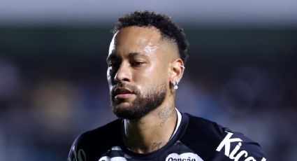 ¡Se rinde ante su ídolo! Un niño le besa las dos piernas a Neymar para después fundirse en un abrazo