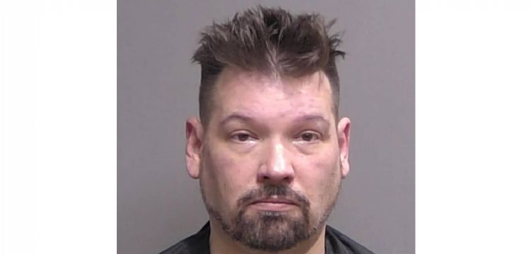 Arrestan a candidato republicano de Florida por agresión y amenazas de muerte a adultos mayores