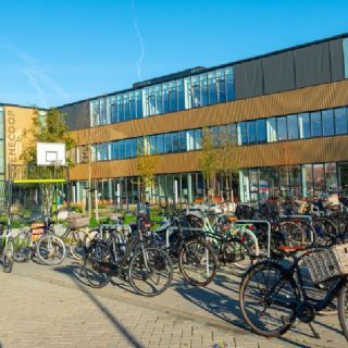 Sujeto amaga con un arma a alumnos de una preparatoria en Países Bajos