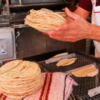 Precio de la tortilla en México podría aumentar hasta cuatro pesos, advierte el Consejo Nacional