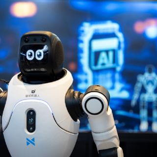 "Sería como un amigo": presentan robots humanoides que cantan, conversan y tienen pasatiempos