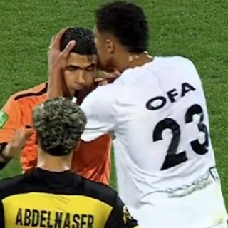 Futbolista besa en la cabeza al árbitro luego de que revisó un gol en el VAR y lo dio por bueno