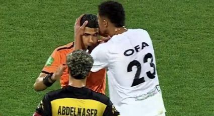 Insólito: futbolista le da un beso en la cabeza al árbitro luego de que revisó un gol en el VAR y lo dio por bueno