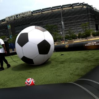 Gobernadora de Nueva Jersey reta a la FIFA a pagar transporte público para aficionados en el Mundial