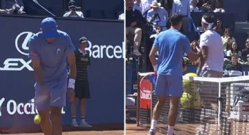 Tenista saca por abajo para ganar el partido y su rival se va enfadado