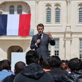 "Les han robado la atención": Emmanuel Macron insta a los adolescentes a apagar sus teléfonos y leer