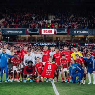 Nottingham Forest va a Semifinales de Europa League y lo dedica a compañero que perdió a su madre