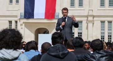 "Les han robado la atención": Emmanuel Macron insta a los adolescentes a apagar sus teléfonos y leer