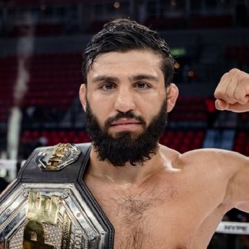 Arman Tsarukyan, peleador de la UFC, es retirado de un vuelo comercial por mal uso de su celular