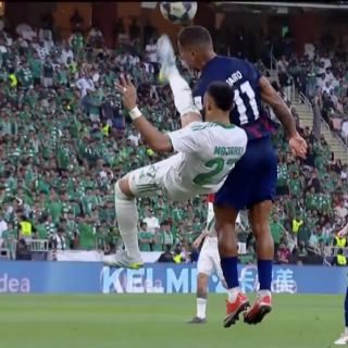 Futbolista intenta una chilena pero golpea en la cara a un rival que convulsiona