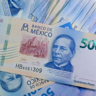 Peso retrocede frente al dólar mientras la Bolsa Mexicana gana terreno