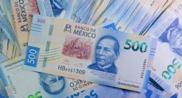 Peso retrocede frente al dólar mientras la Bolsa Mexicana gana terreno