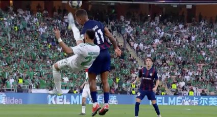 Un futbolista intenta una chilena pero golpea en la cara a un rival que convulsiona; su compañero patea a los camilleros por no reaccionar