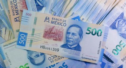 Peso retrocede frente al dólar mientras la Bolsa Mexicana gana terreno