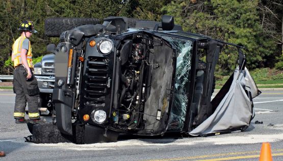 Reportan que periodista rescató a un anciano y su perro de un auto volcado después de renunciar por presunta infidelidad con coach de Patriots