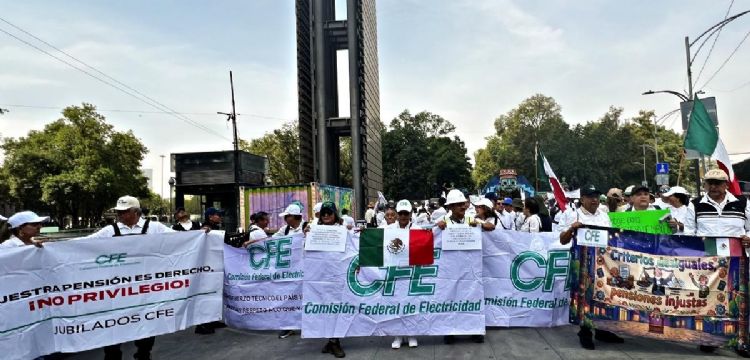Jubilados de CFE se manifiestan en CDMX por recortes a pensiones impulsados por Sheinbaum