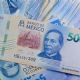 Peso retrocede frente al dólar mientras la Bolsa Mexicana gana terreno