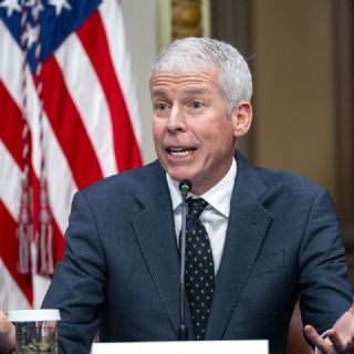 Energía de EU prevé que el galón de gasolina se mantenga por encima de los tres dólares hasta 2027