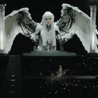 Lisa, de BlackPink, interpreta "Bad Angel" por primera vez durante Coachella junto a holograma