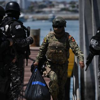 Hallan dos fosas con cuerpos en descomposición en Ecuador; detienen a seis personas