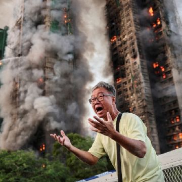 Damnificados vuelven a las ruinas de sus edificios tras el incendio más devastador de Hong Kong