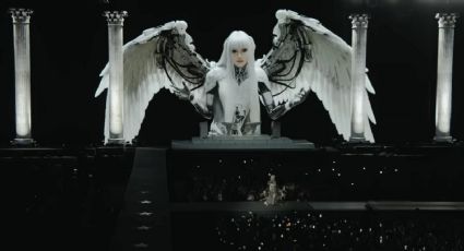 Lisa, de BlackPink, interpreta "Bad Angel" por primera vez en vivo durante Coachella y da vida a un holograma gigante