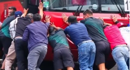 Futbolistas del Club Atlético La Paz ayudan a empujar un Metrobús que estorbaba su paso en la CDMX