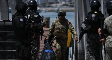 Hallan dos fosas con cuerpos en descomposición en Ecuador; detienen a seis personas