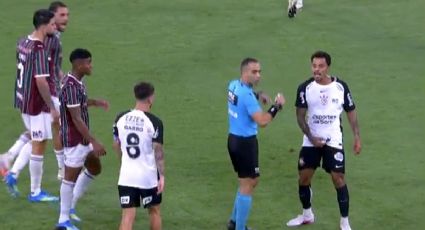 Increíble: un futbolista es expulsado por agarrarse los genitales frente a un rival y el árbitro tuvo que corroborarlo en el VAR