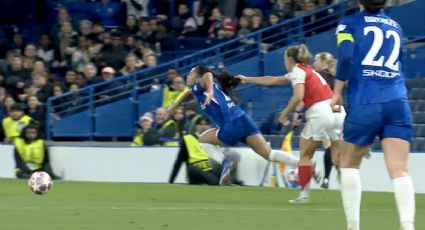¡Juegue! Jugadora del Arsenal le da tremendo jalón de pelo a su rival del Chelsea y la árbitra ni se enteró