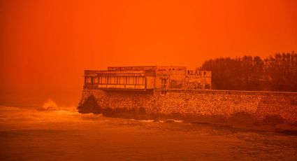 El cielo se pinta de rojo en Grecia tras tormenta; un hombre muere por aumento repentino del nivel del agua