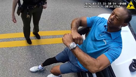 Tiger Woods tuvo hipo y lució somnoliento tras su prueba de sobriedad por el accidente que sufrió, revela video de la policía