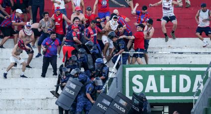 ¡Violencia sin control! Suspenden el Clásico del futbol en Paraguay por enfrentamientos entre aficionados y guardias; un policía quedó inconsciente