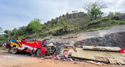 Tragedia en la India: al menos 21 muertos y 61 lesionados por volcadura de autobús en un barranco