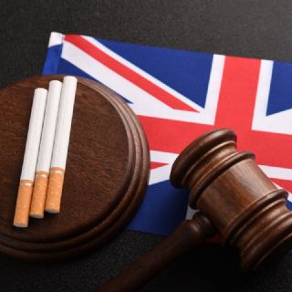 Reino Unido aprueba una ley que prohíbe de por vida comprar tabaco a los nacidos después de 2008