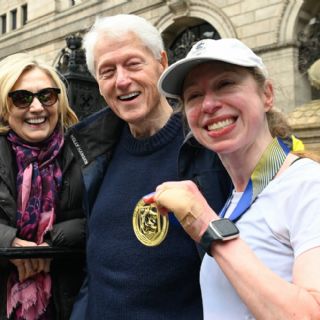 Hija de Bill Clinton corre Maratón de Boston en tiempazo y bajo seudónimo; sus padres le dan medalla