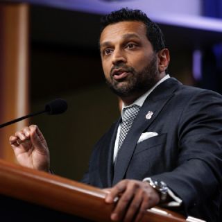 Director del FBI demanda por 250 millones de dólares a medio por señalamiento de abuso de alcohol