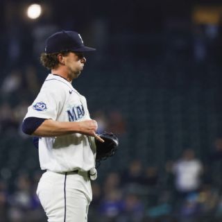 ¿Dónde quedó la bolita? Insólito hit se da en MLB, pese a que el pitcher la atrapó con el uniforme