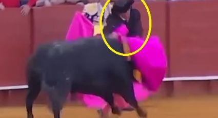 Momentos de tensión: banderillero entra al ruedo y el toro lo recibe con puyazo en el glúteo que le rompe el traje