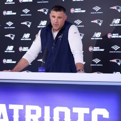 Mike Vrabel, coach de Patriots, se ausentará del Draft para buscar “asesoría” y enfrentar presunta infidelidad con reportera del NY Times