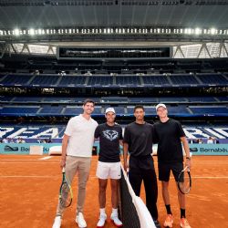 El Bernabéu estrena su cancha de tenis rumbo al Masters de Madrid con épico peloteo entre Nadal, Courtois, Sinner y Bellingham
