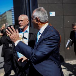 Arrojan un líquido rojo contra el heredero del sha y líder de la oposición de Irán