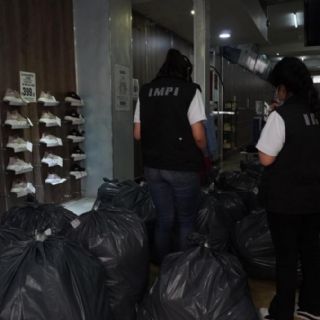 Decomisan en plaza del Centro Histórico casi 20 mil artículos falsos del Mundial 2026