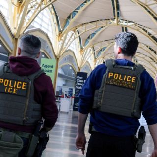 ICE pide a sus agentes que no entren a las viviendas sin una orden judicial