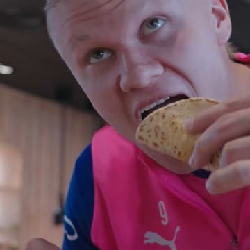 Erling Haaland, jugador del Manchester City, come tacos mexicanos con limón, cilantro y jalapeños