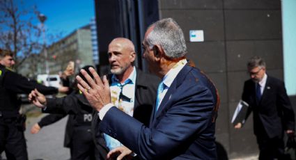 Arrojan un líquido rojo contra el heredero del sha y líder de la oposición de Irán en visita a Berlín